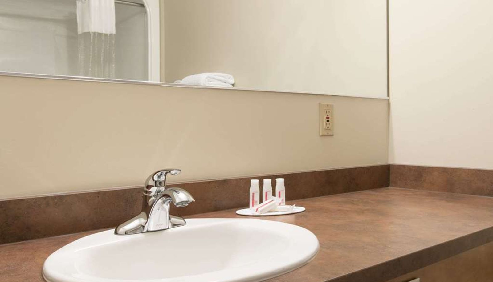 Room - Days Inn & Suites by Wyndham Thunder Bay