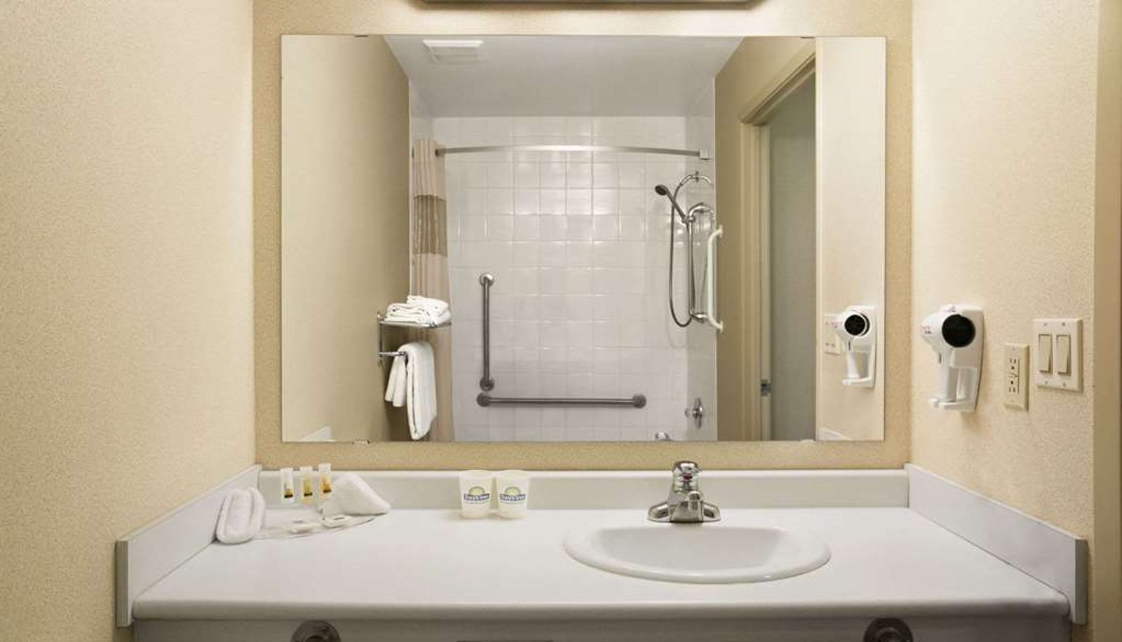 Room - Days Inn by Wyndham Moose Jaw