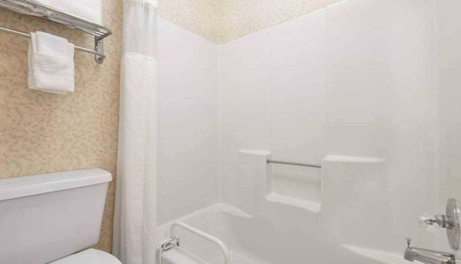 Camera - Days Inn by Wyndham Greenville