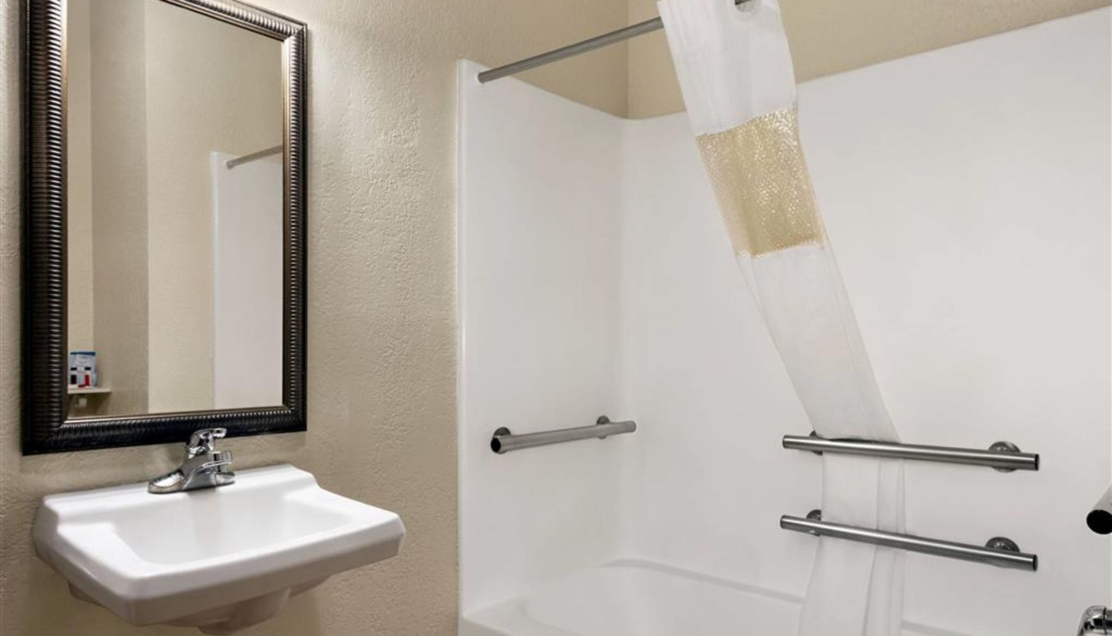 Room - Baymont by Wyndham Elizabethtown