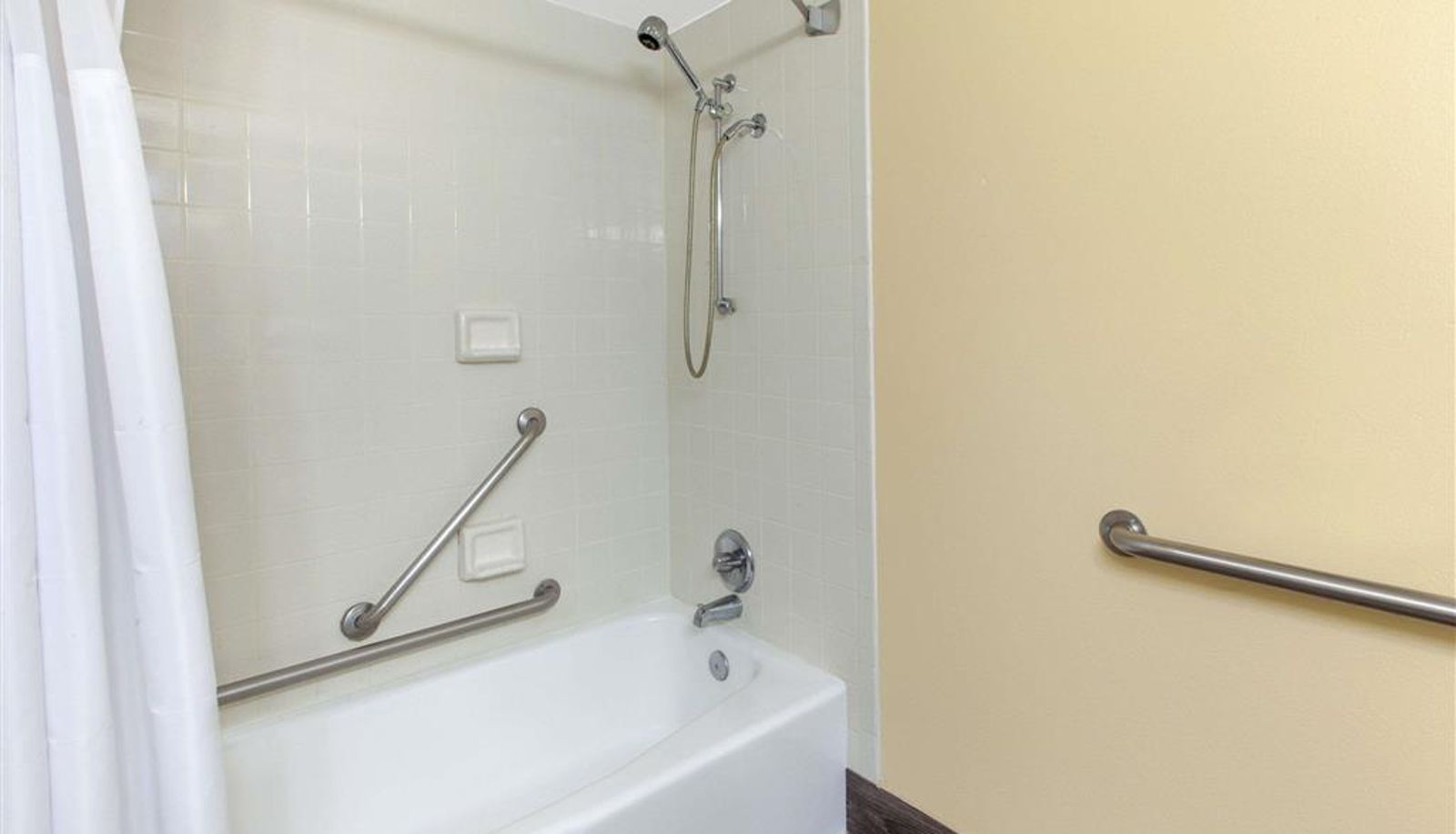 Pokój - Days Inn & Suites by Wyndham Grand Rapids Near Downtown