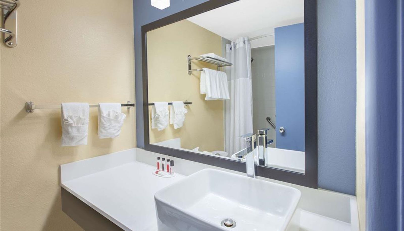 Zimmer - Days Inn & Suites by Wyndham Grand Rapids Near Downtown