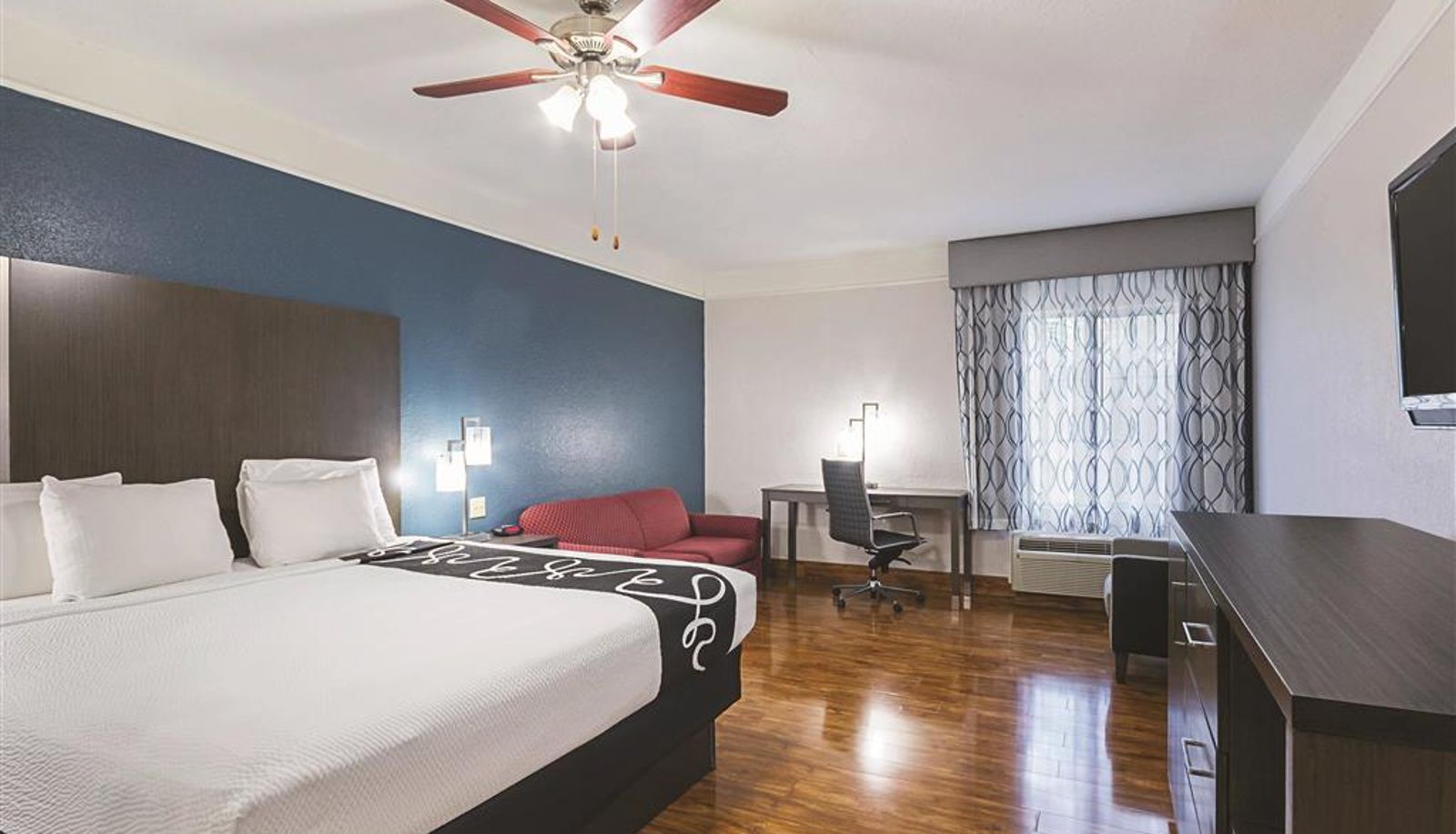 Camera - La Quinta Inn & Suites by Wyndham Kingwood Houston IAH Airpt