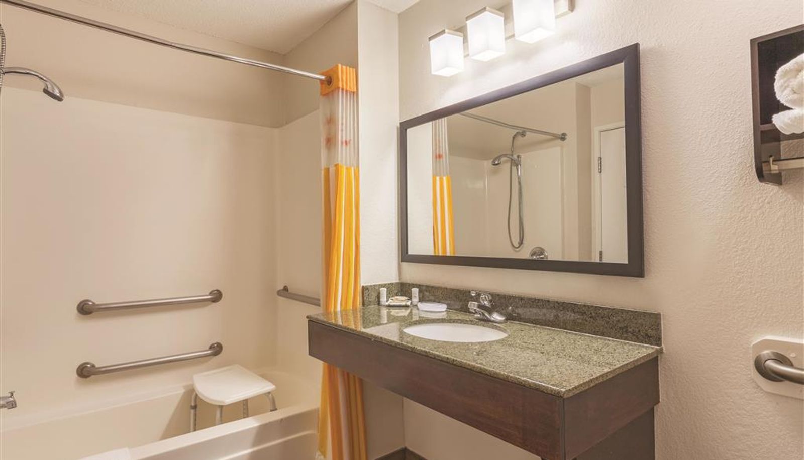 Room - La Quinta Inn & Suites by Wyndham Elizabethtown