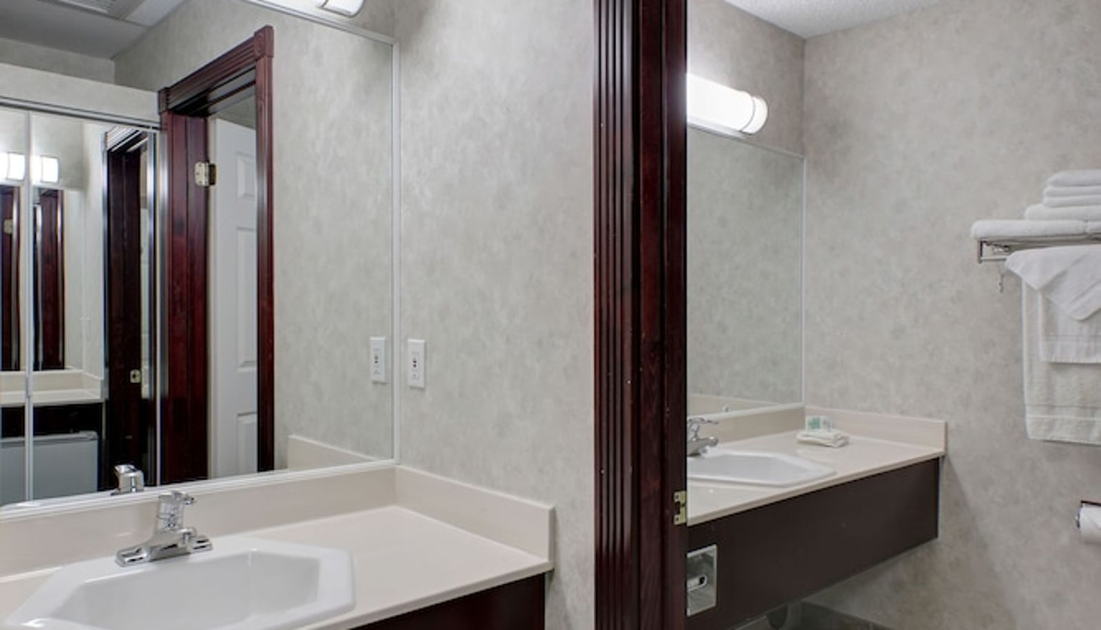 Bathroom - Ramada by Wyndham Nisku Edmonton Airport
