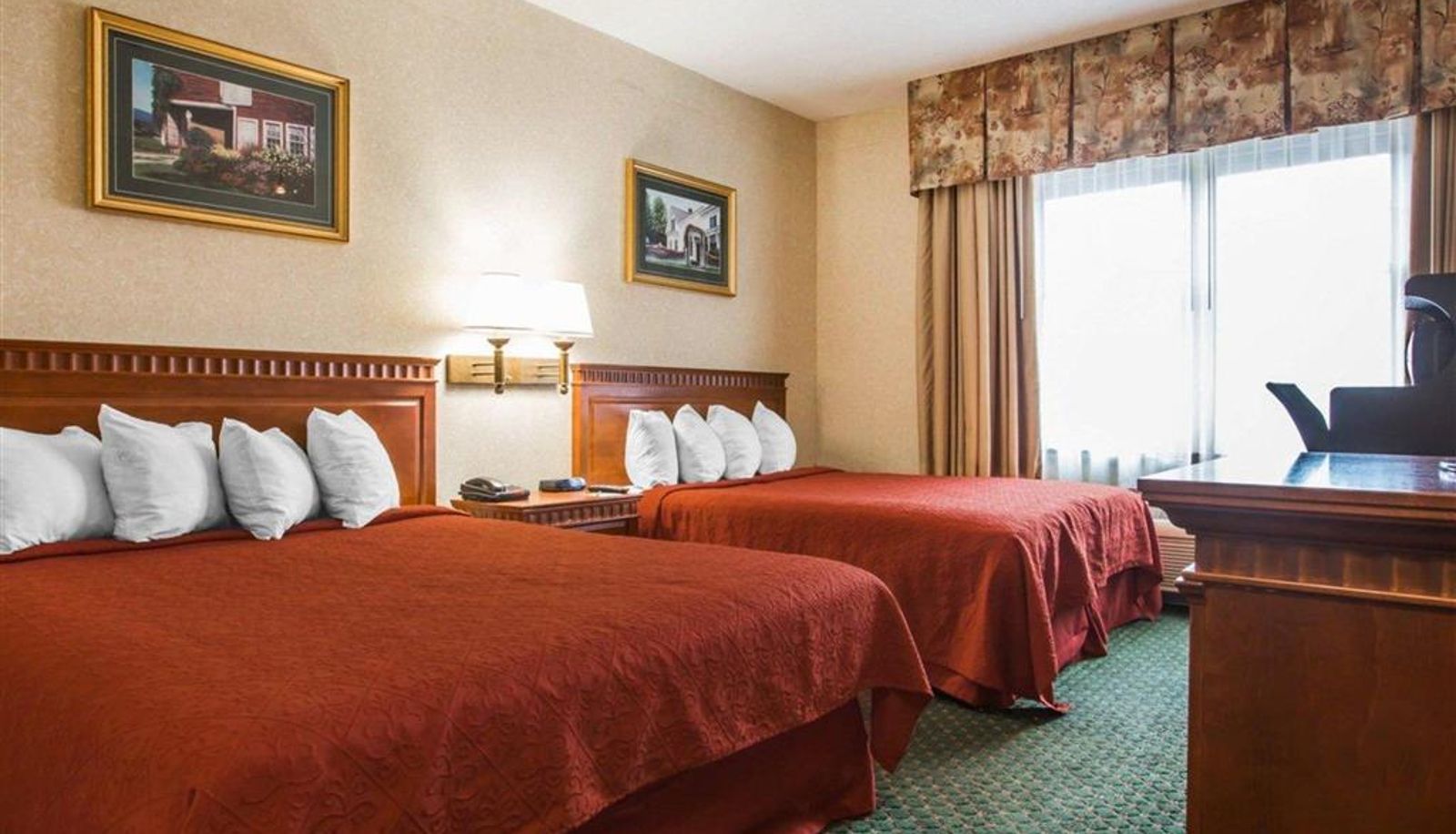 Zimmer - Econo Lodge Glens Falls / Lake George