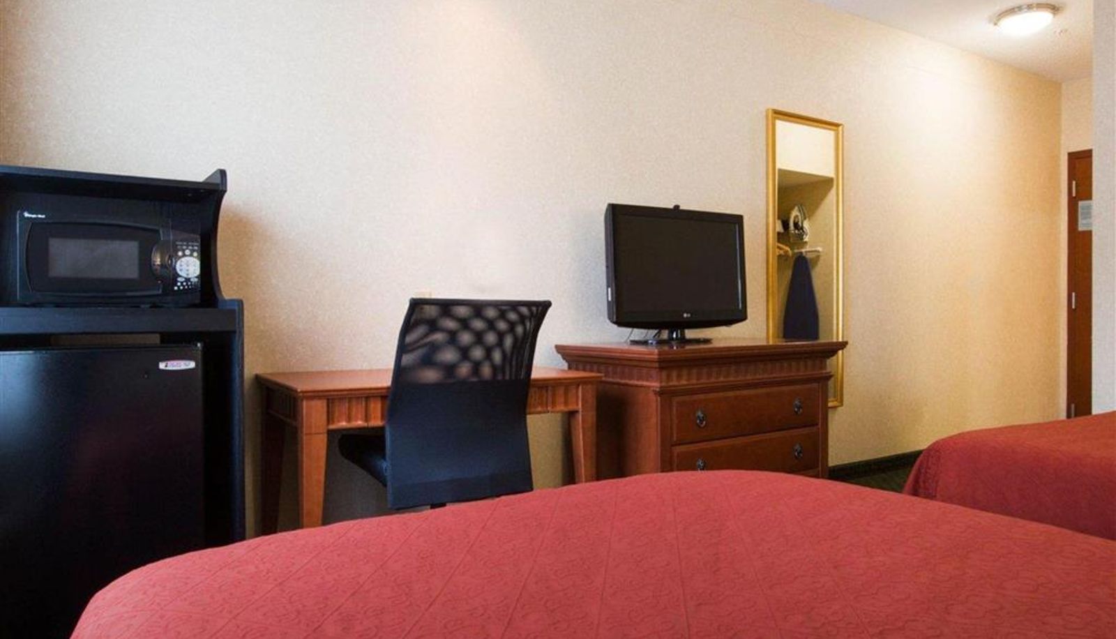 Zimmer - Econo Lodge Glens Falls / Lake George