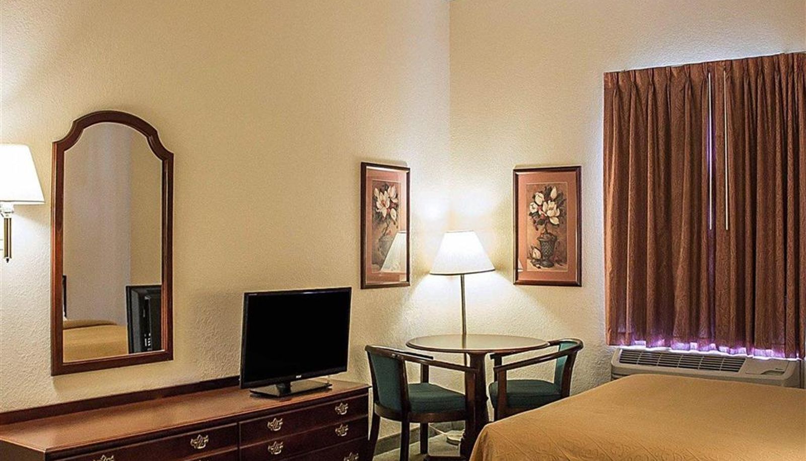Zimmer - Quality Inn and Suites Bellville - Mansfield
