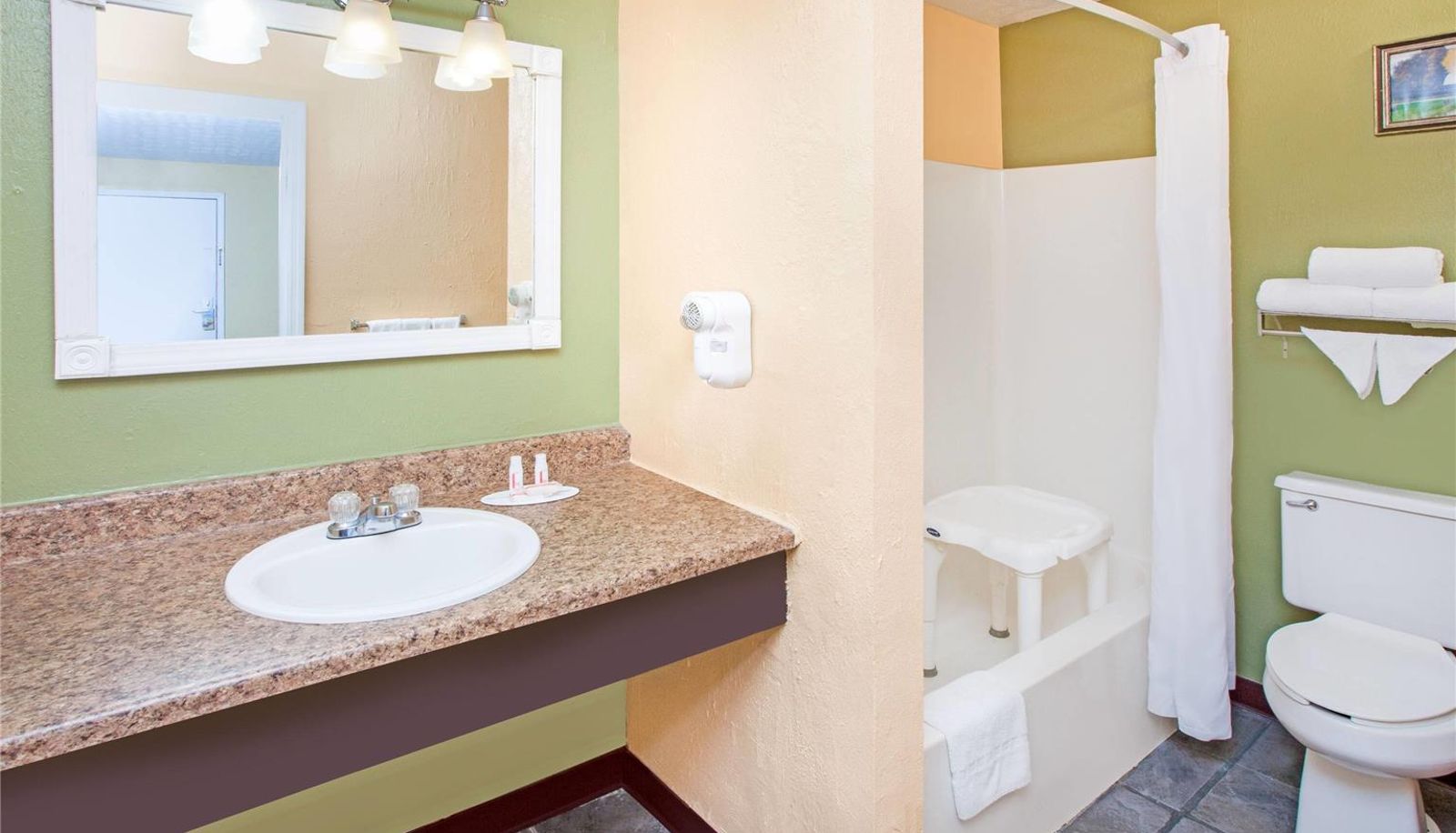 Zimmer - Days Inn & Suites by Wyndham Terre Haute