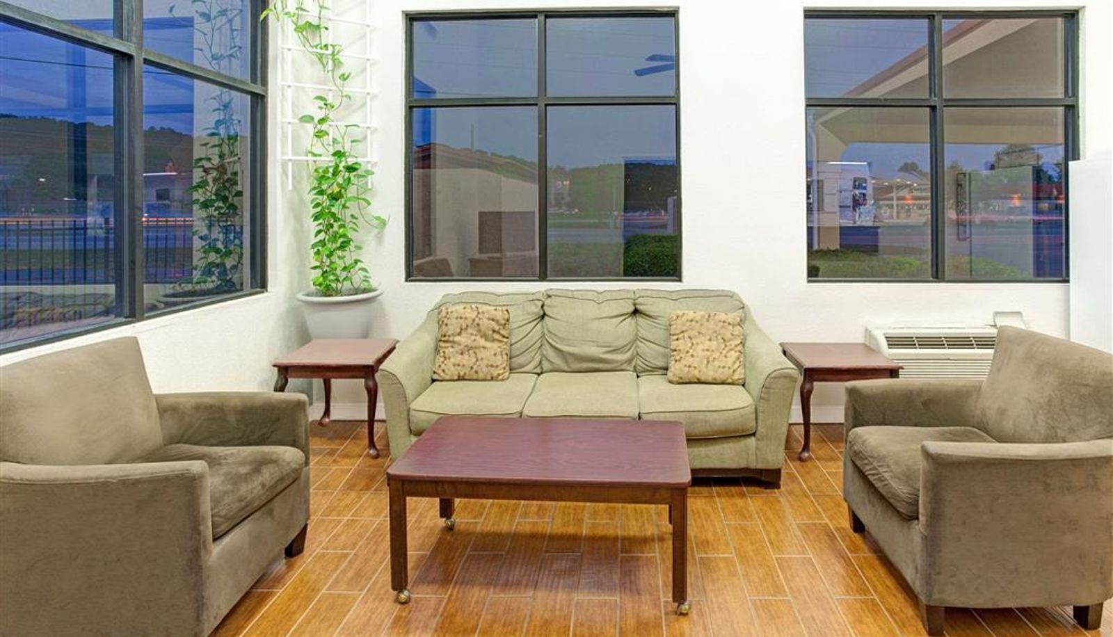 Hall - KNIGHTS INN DILLARD