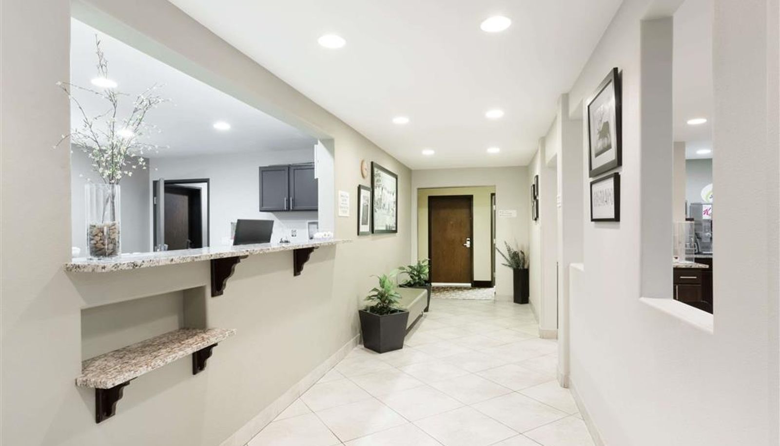 Hall - Super 8 by Wyndham Montrose