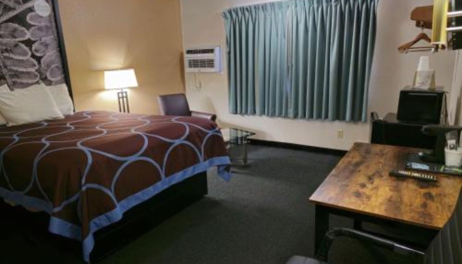 Zimmer - AmeriVu Inn and Suites Shawano WI