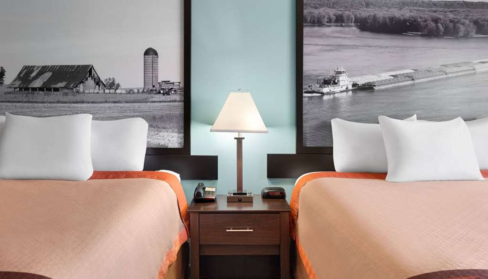 Room - Super 8 by Wyndham Dyersville near Field of Dreams