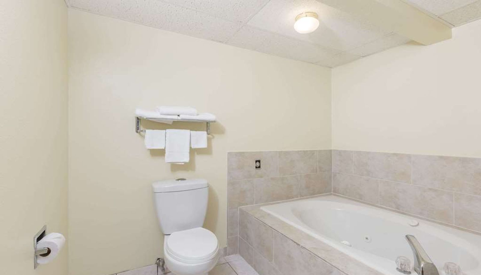 Zimmer - Super 8 by Wyndham Newton