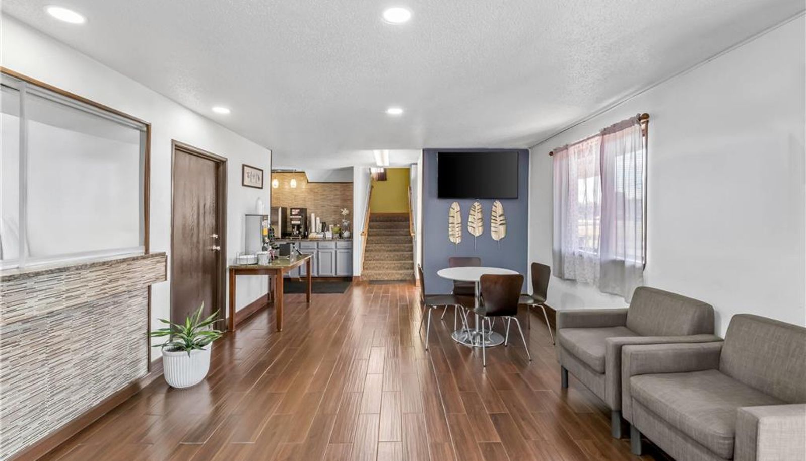 Hall - Super 8 by Wyndham Franklin