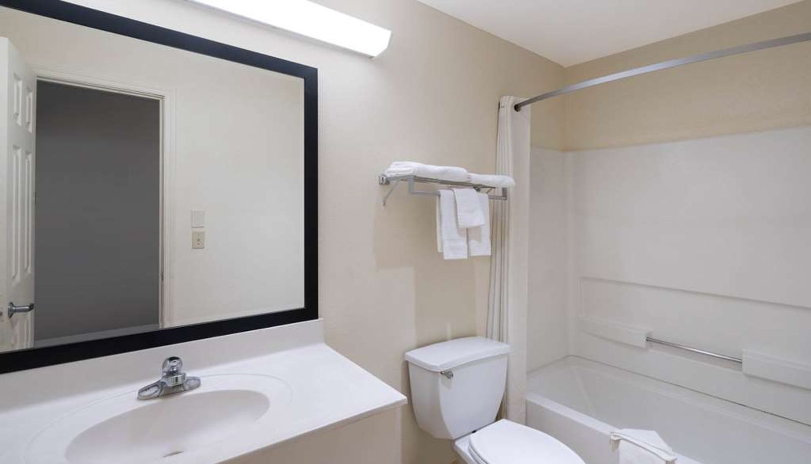 Zimmer - Super 8 by Wyndham Cleveland