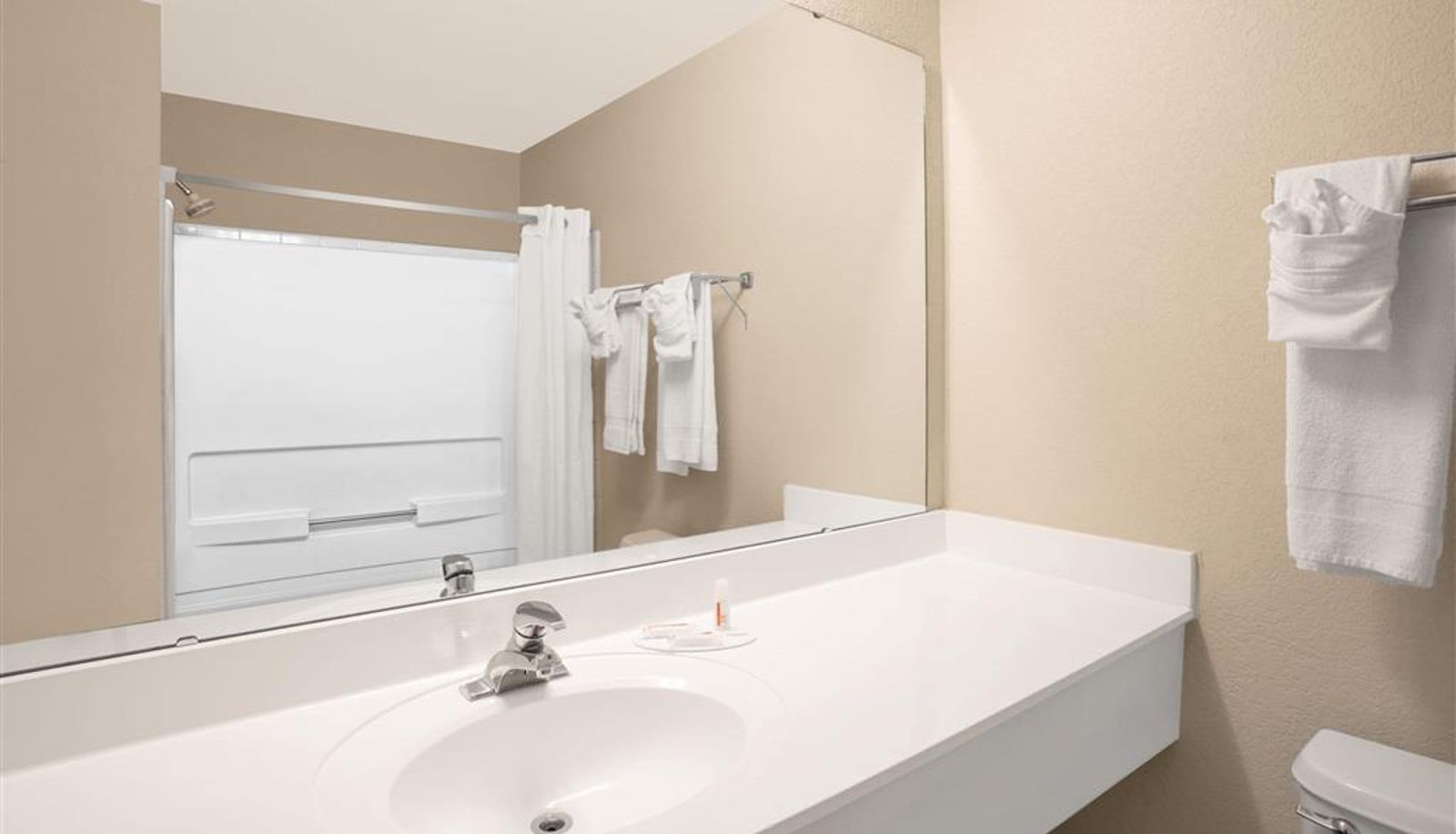 Room - Super 8 by Wyndham Clemmons/Bermuda Run/Winston-Salem I-40