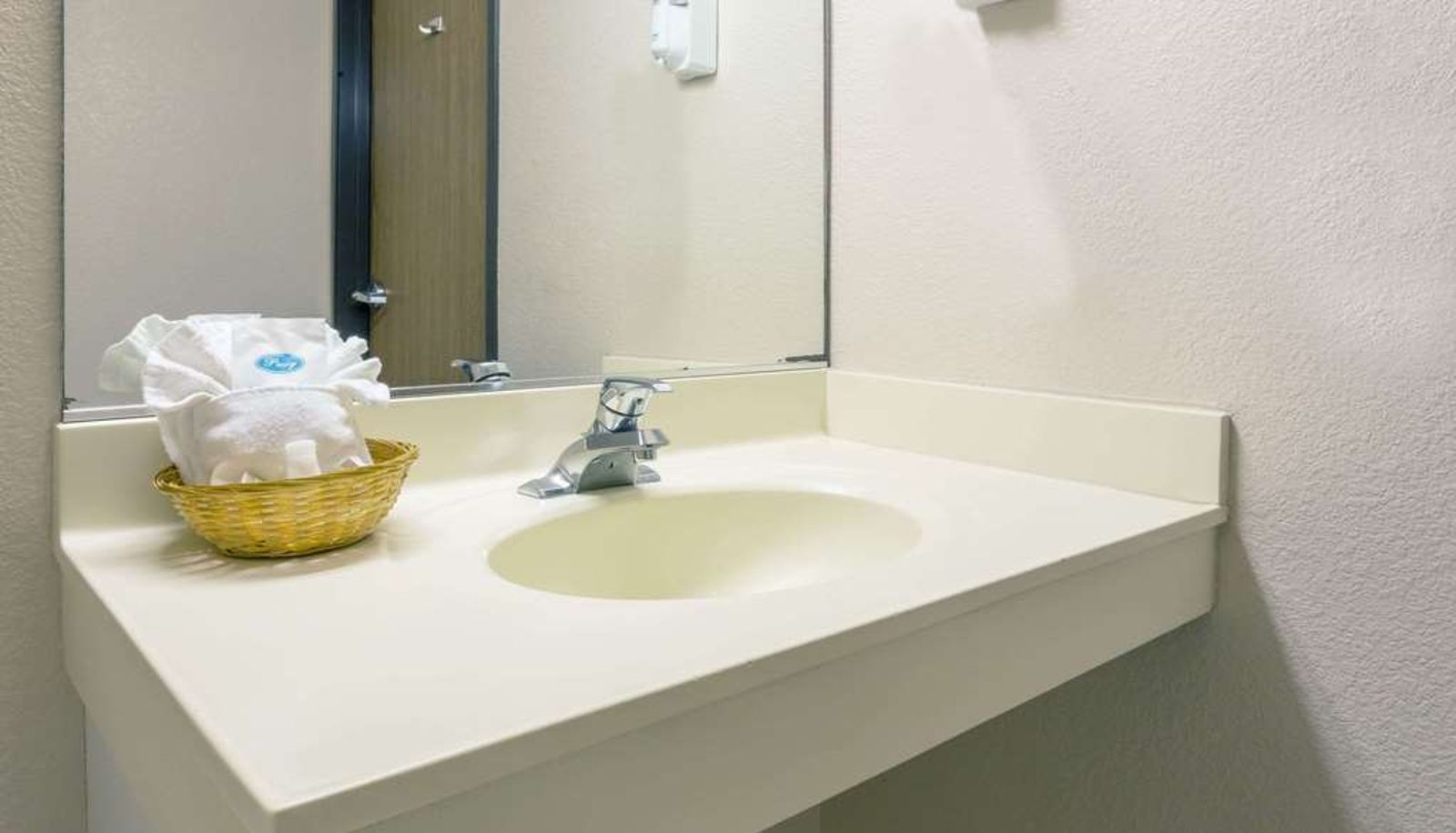 Room - Super 8 by Wyndham Dixon/UC Davis
