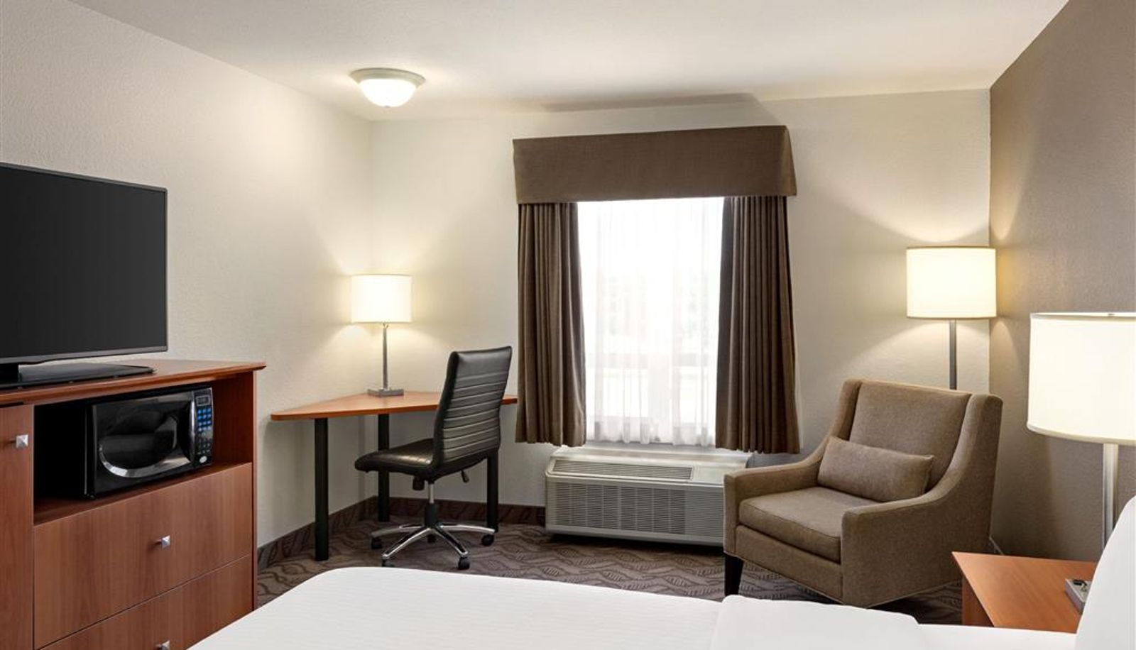 Room - Super 8 by Wyndham Calgary Shawnessy Area