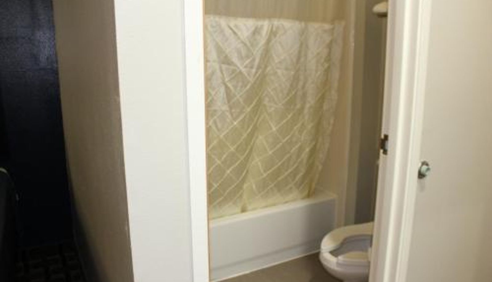 Badezimmer - Home Gate Inn & Suites