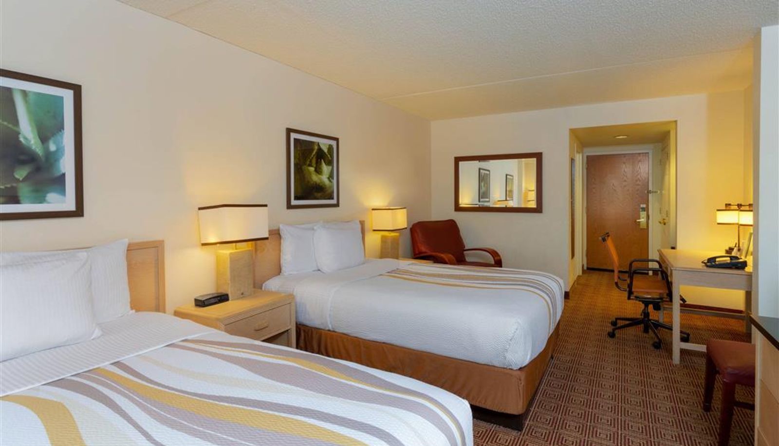 Room - La Quinta Inn & Suites by Wyndham Garden City