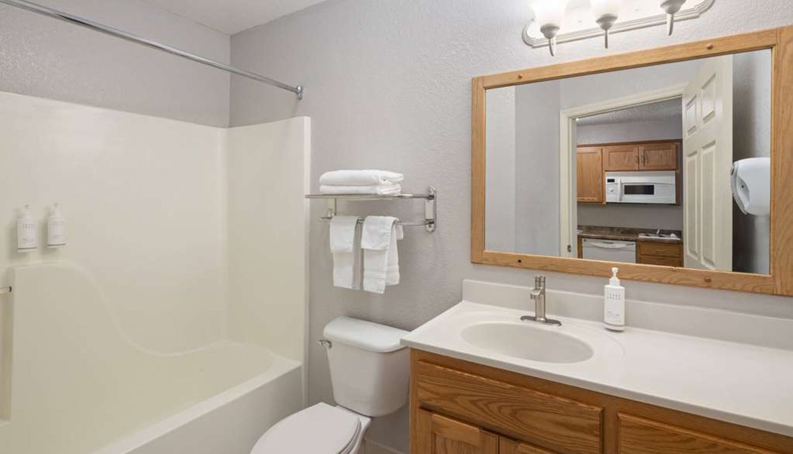 Zimmer - Days Inn & Suites by Wyndham Green Bay WI.