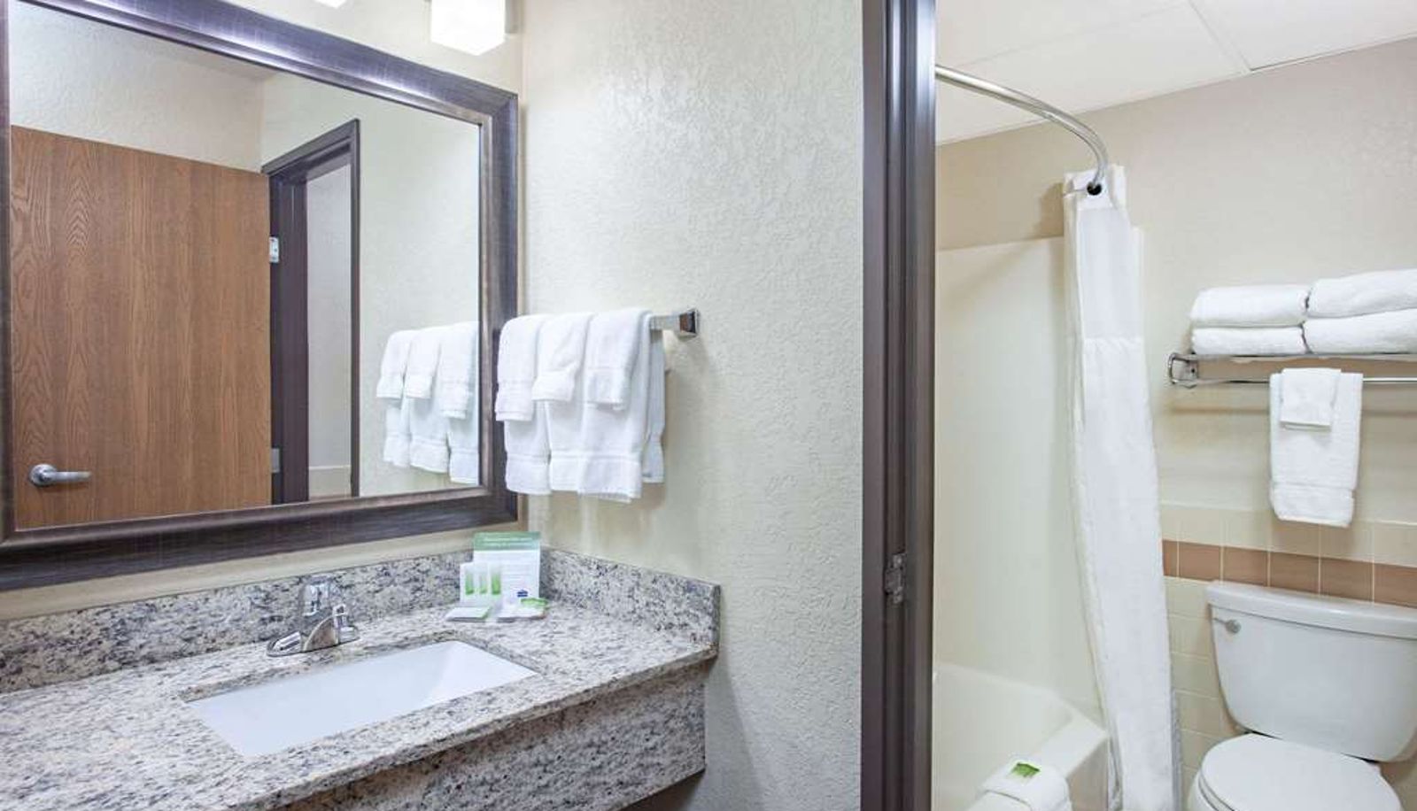 Zimmer - AmericInn by Wyndham Mankato Event Center