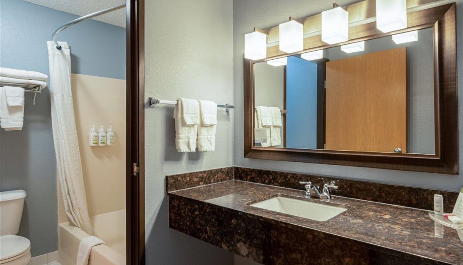 Kamer - AmericInn by Wyndham Eau Claire
