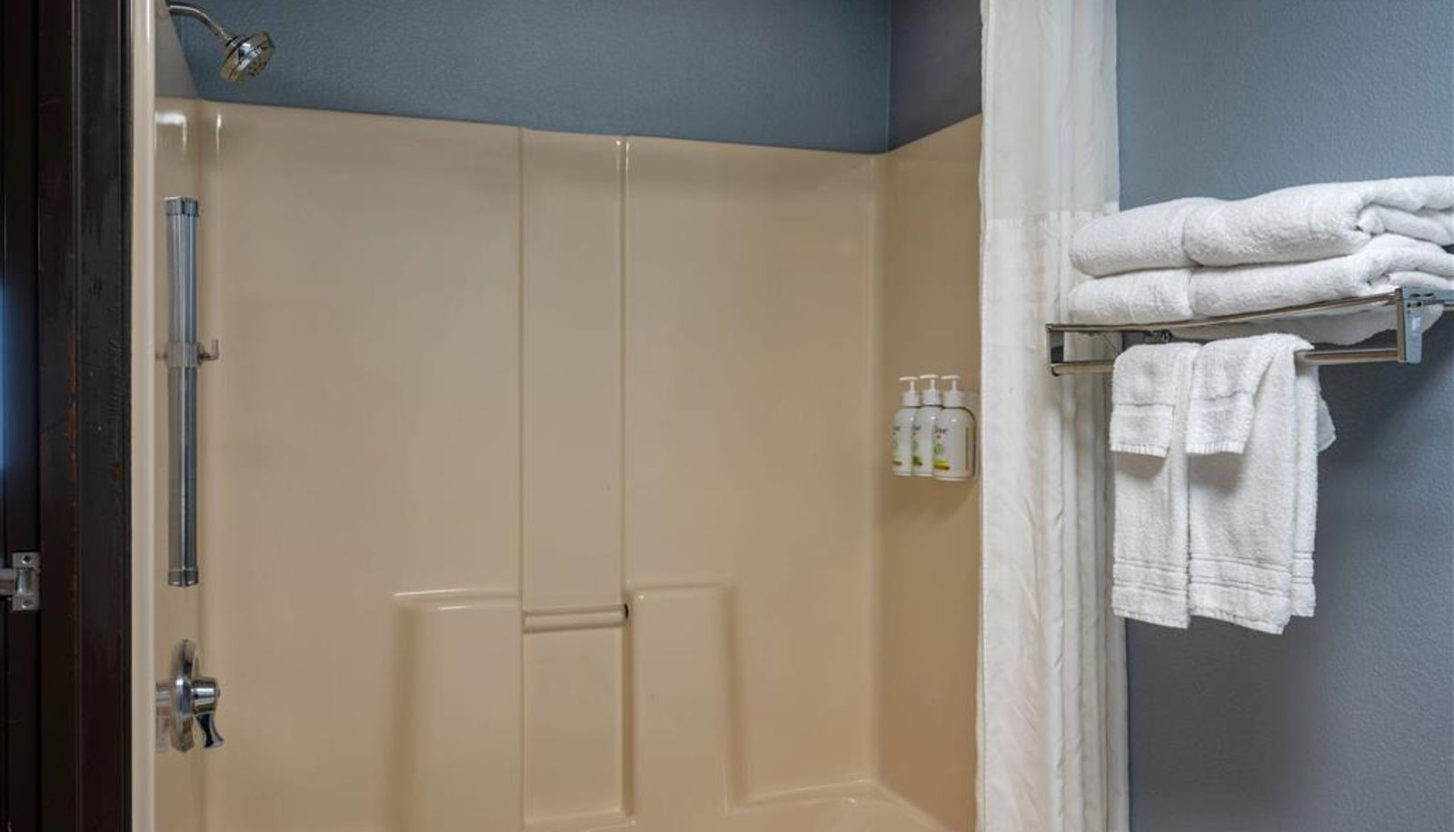 Kamer - AmericInn by Wyndham Eau Claire