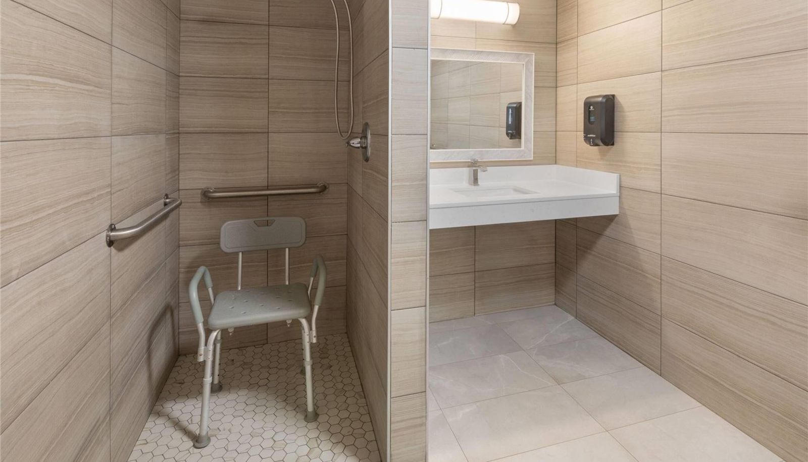 Zimmer - AmericInn by Wyndham Douglas/Saugatuck