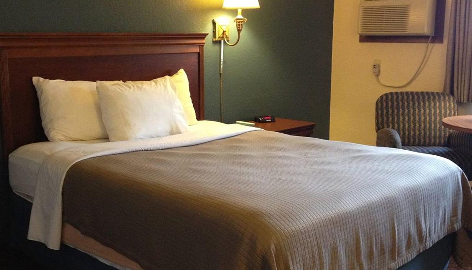 Zimmer - AmericInn by Wyndham Forest Lake