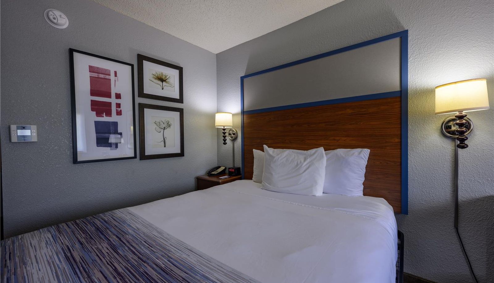 Zimmer - AmericInn by Wyndham Monroe
