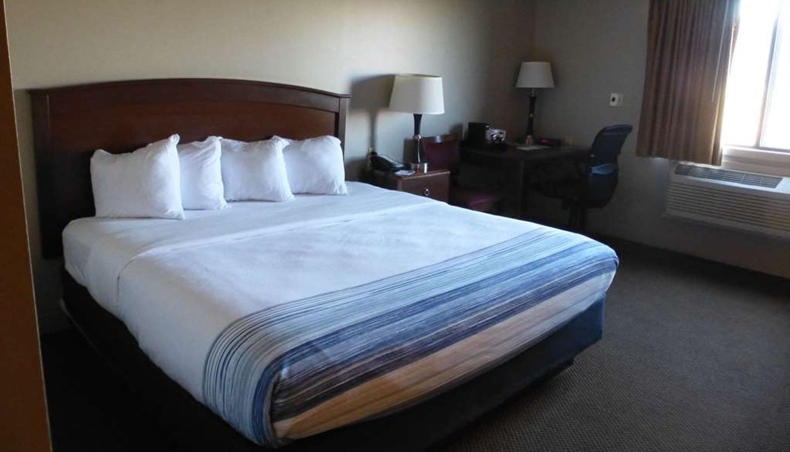 Zimmer - AmericInn by Wyndham Mitchell