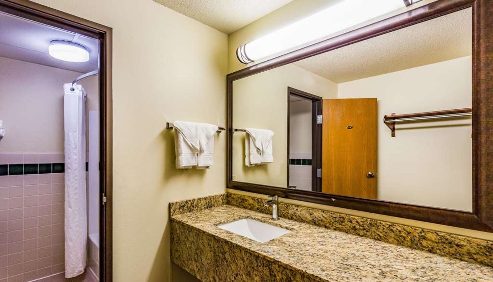 Zimmer - AmericInn by Wyndham Hampton