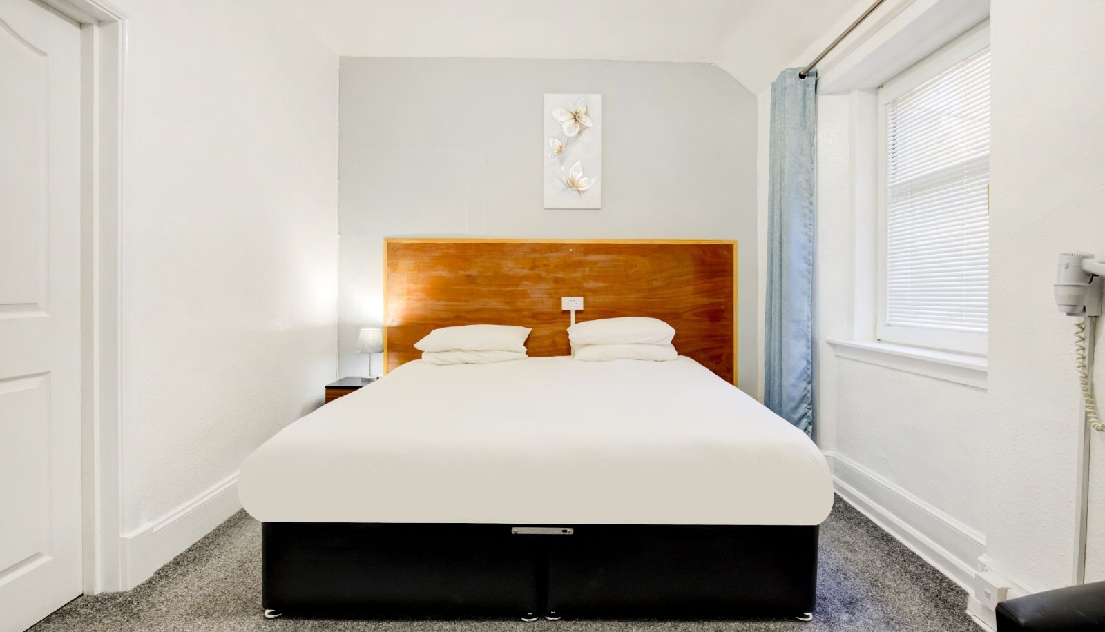 Room - OYO Eastbank Hotel
