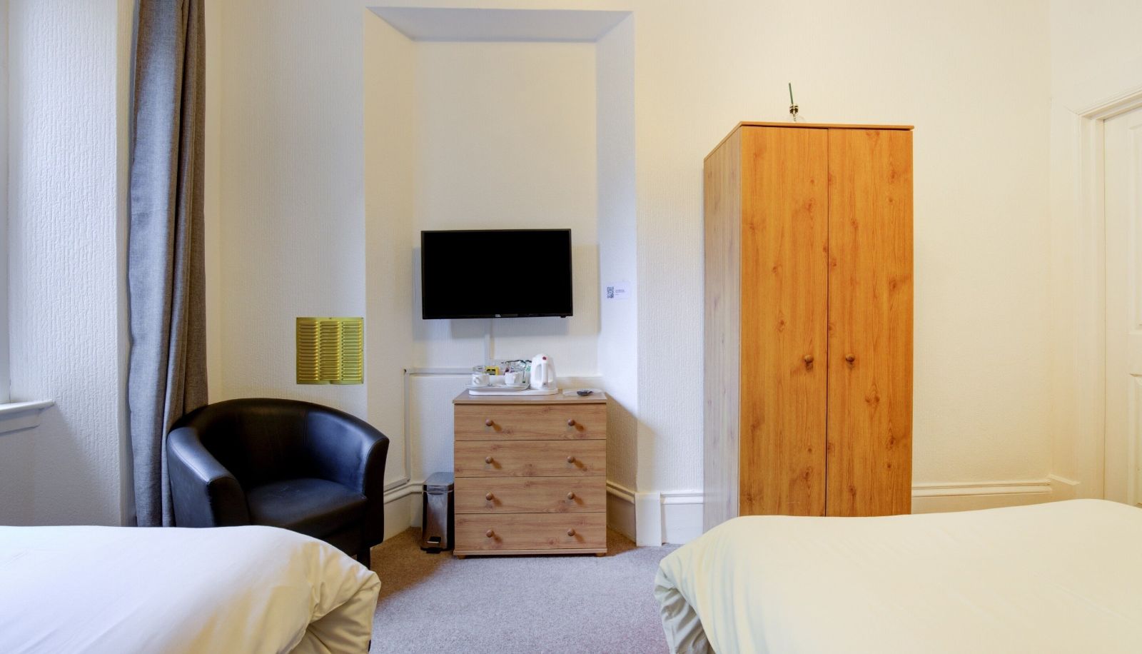 Room - OYO Eastbank Hotel