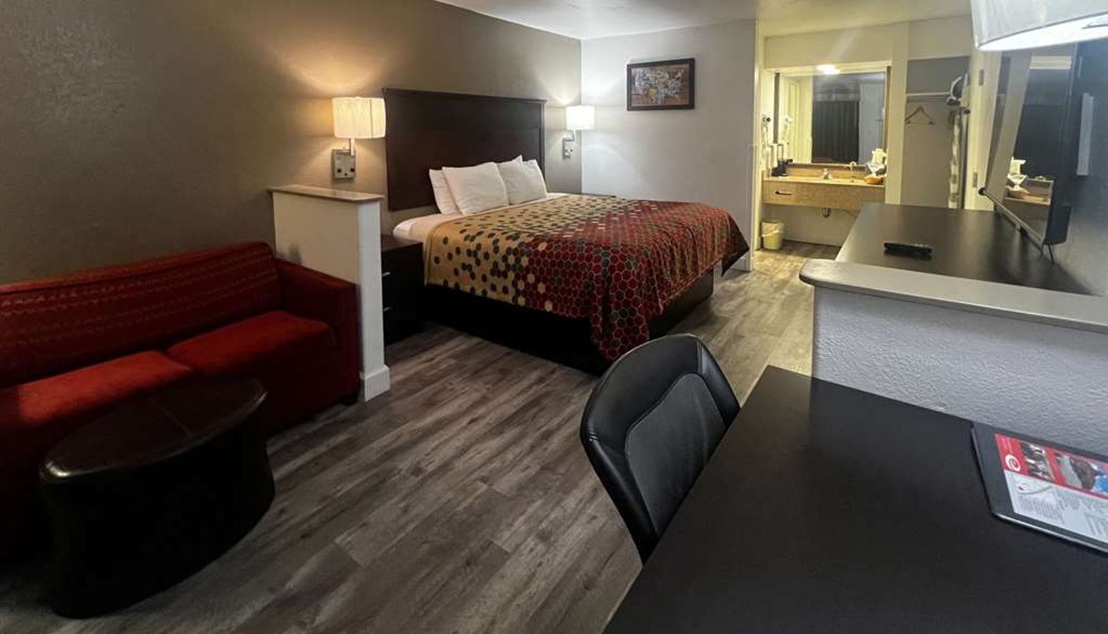 Room - Econo Lodge Inn & Suites Macon North