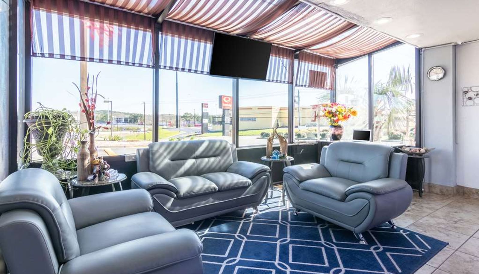 Hall - Econo Lodge Inn & Suites Macon North