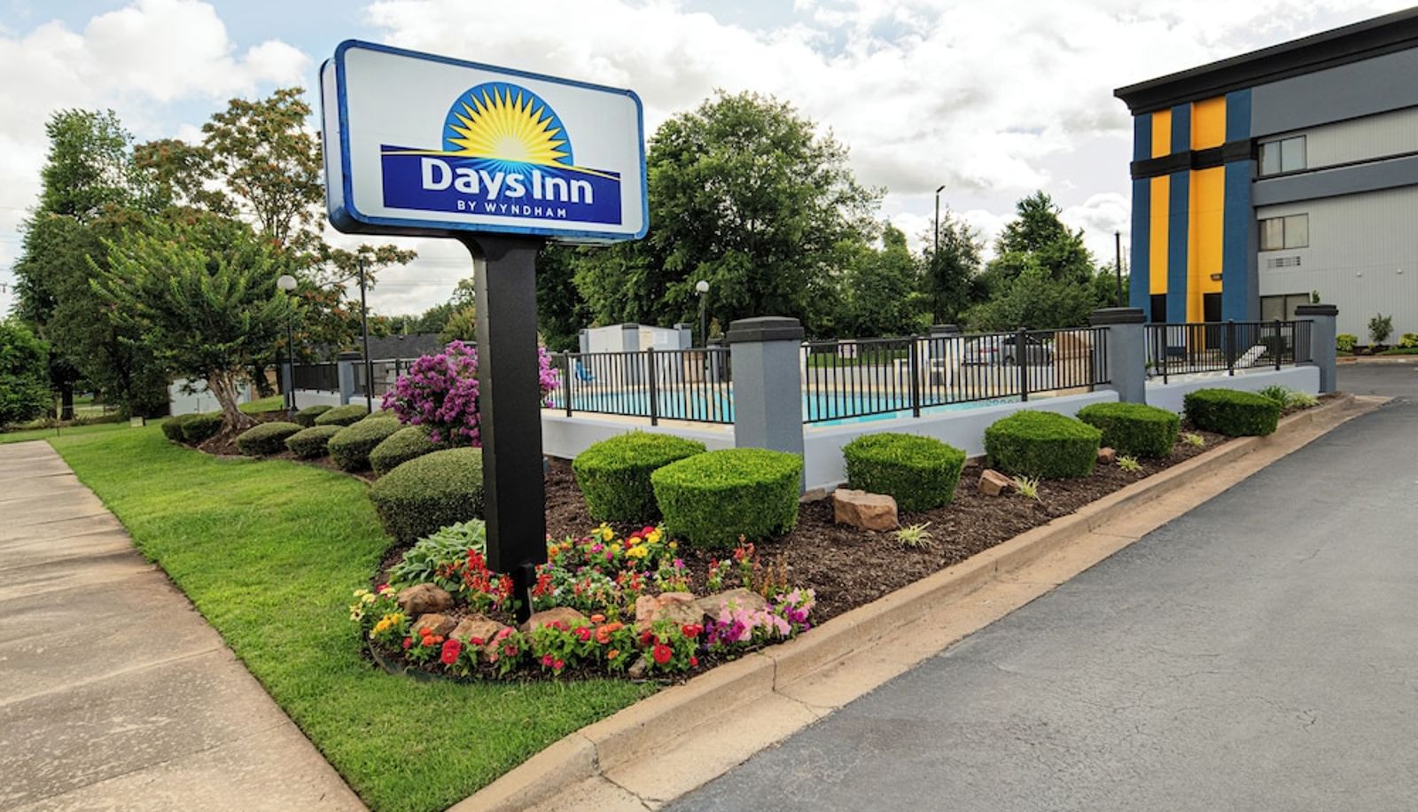 Zwembad - Days Inn by Wyndham Fort Smith