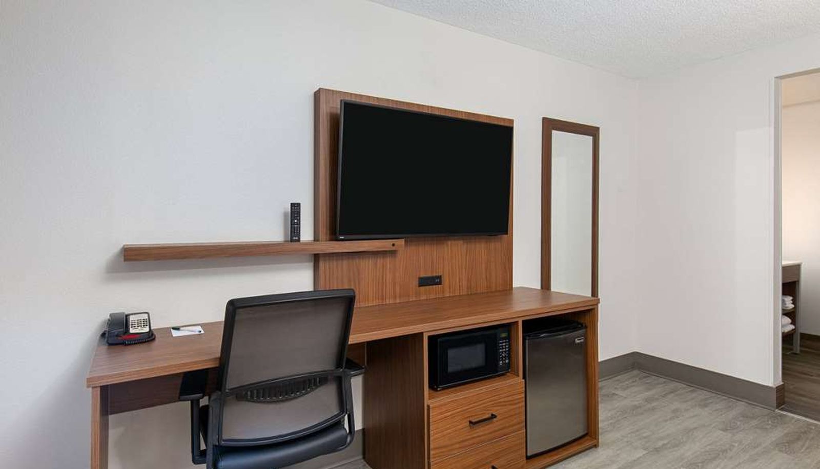 Room - La Quinta Inn & Suites by Wyndham Nashville Airport
