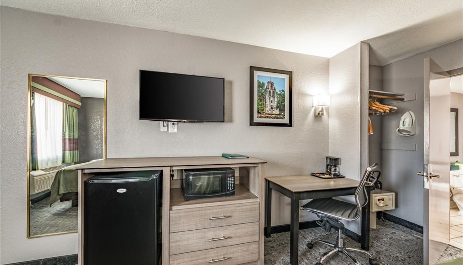 Zimmer - Quality Inn I-10 East near Frost Bank Center