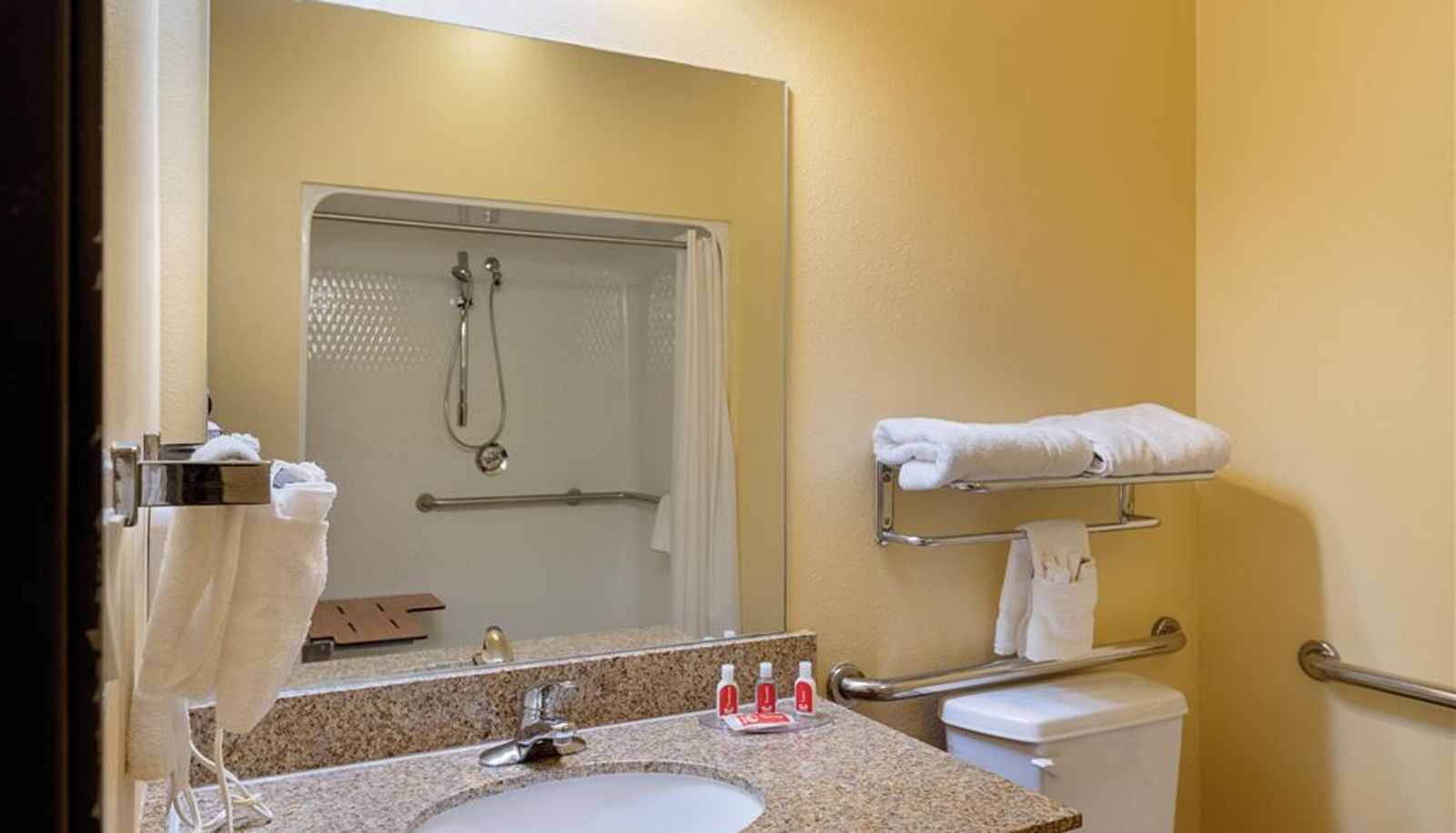 Zimmer - Econo Lodge Inn & Suites Bridgeport