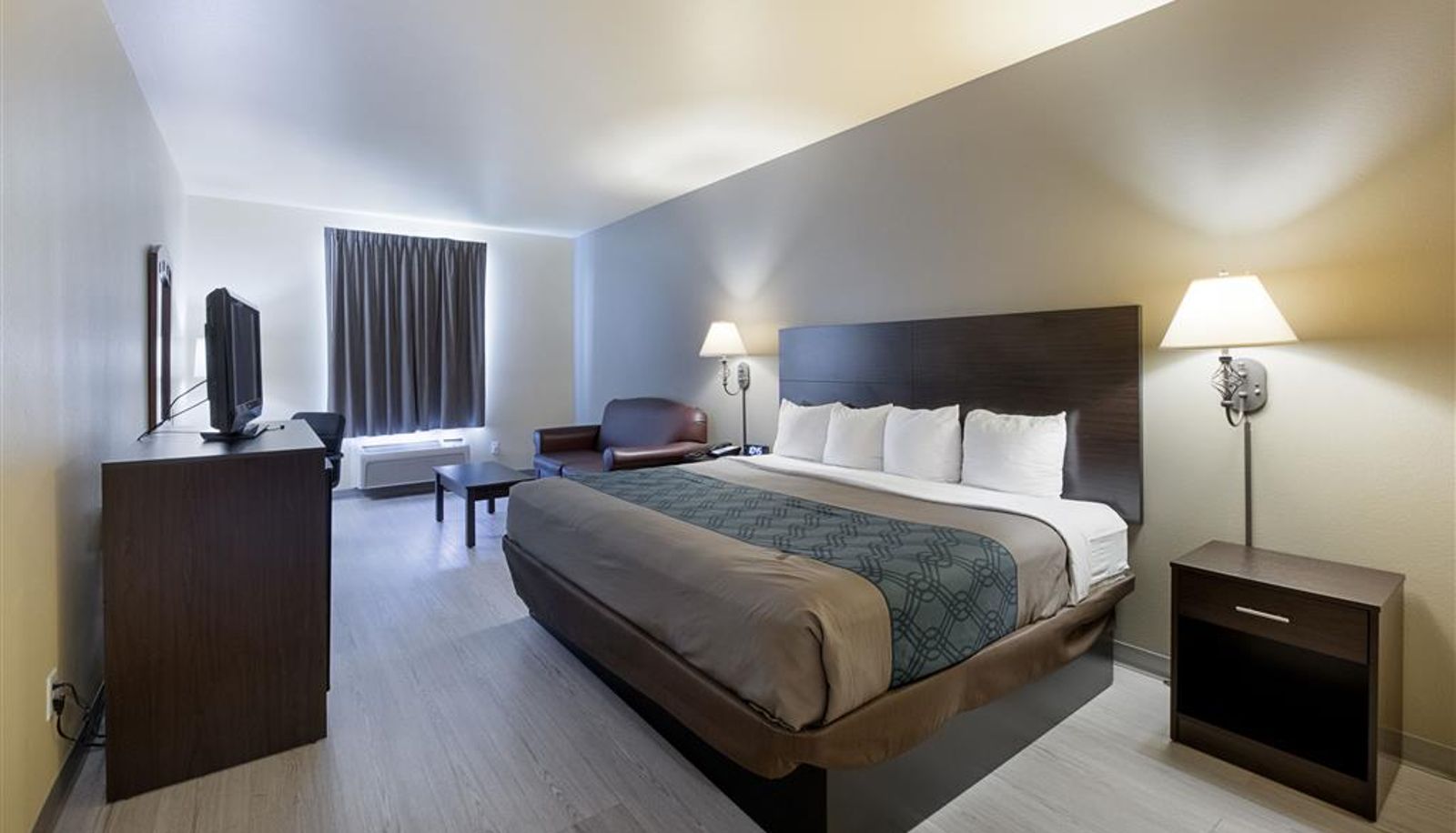 Zimmer - Econo Lodge Inn & Suites Bridgeport