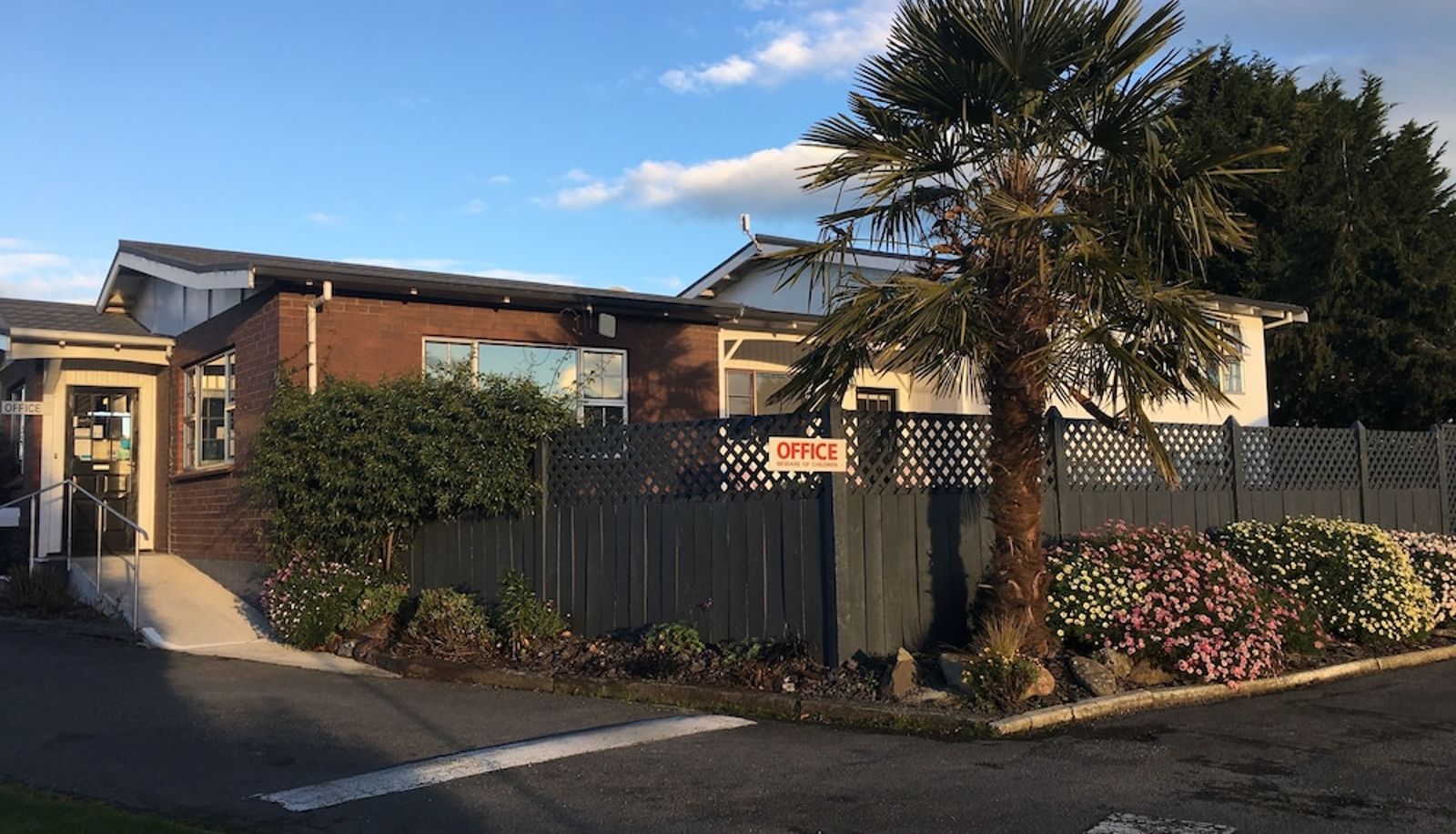 Garden - Colonial Lodge Motel
