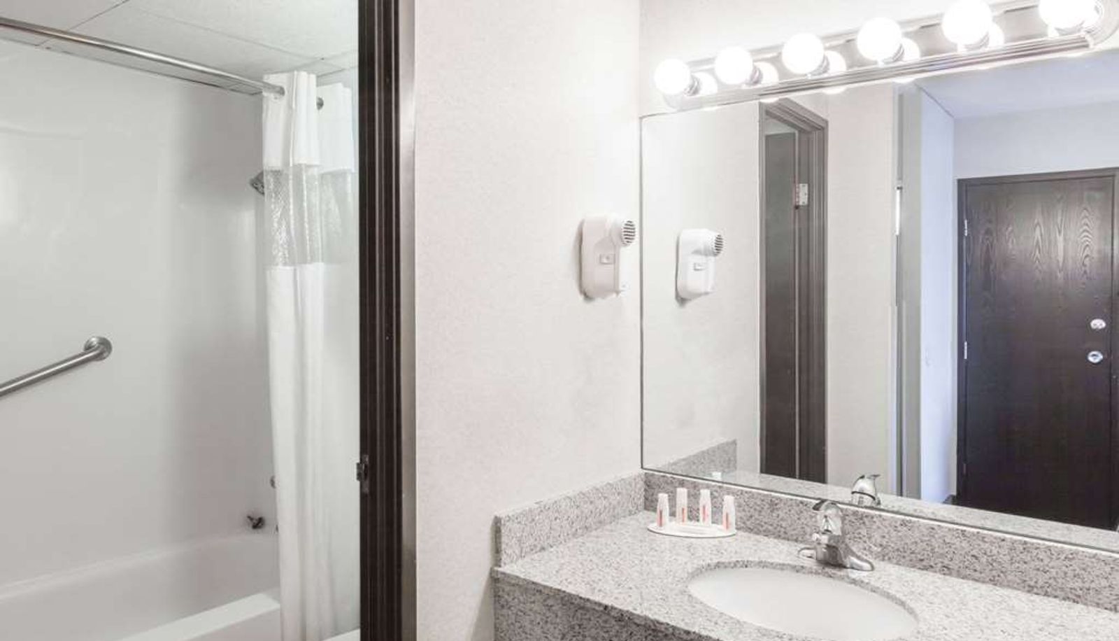 Room - Ramada Plaza by Wyndham Albany