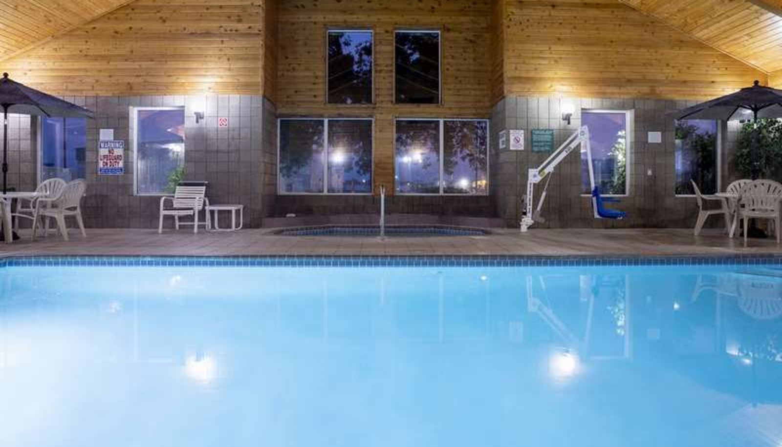 Piscina - GrandStay Hotel & Suites Cambridge