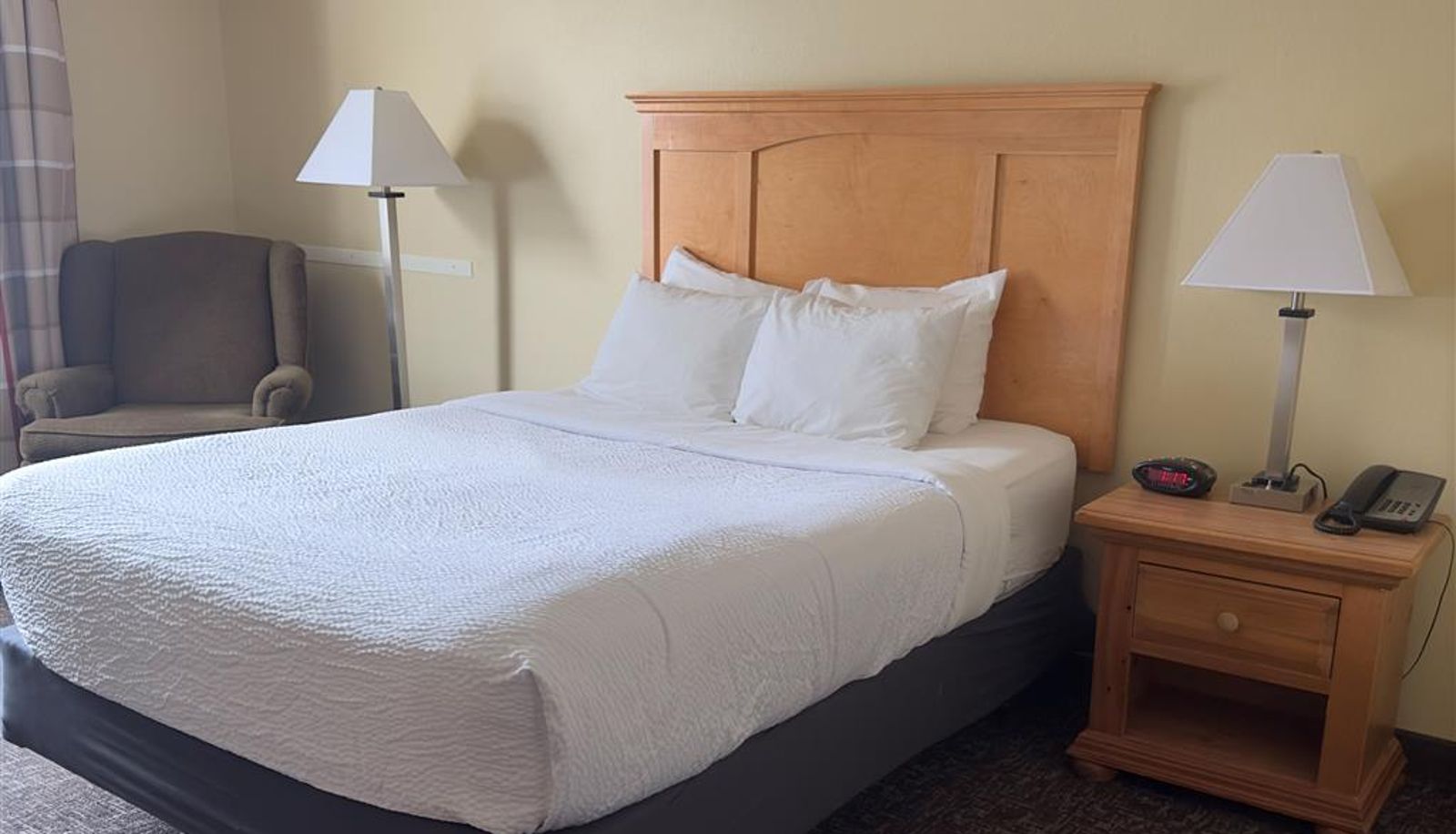 Room - Duluth Inn & Suites Near Spirit Mountain