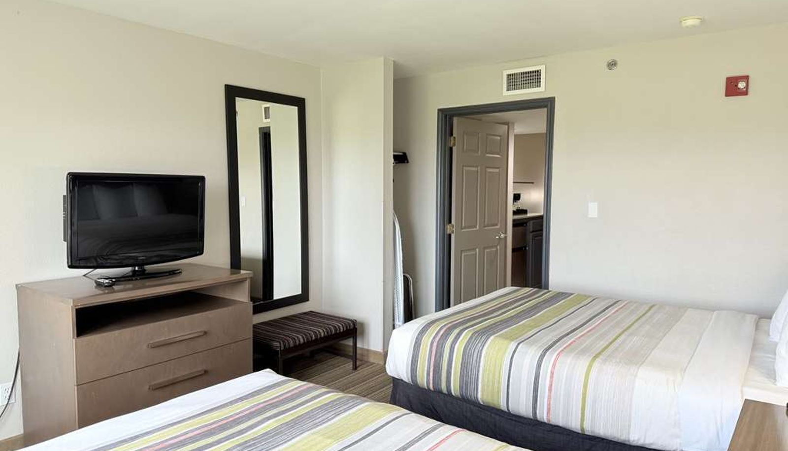 Zimmer - Country Inn & Suites by Radisson Harlingen TX