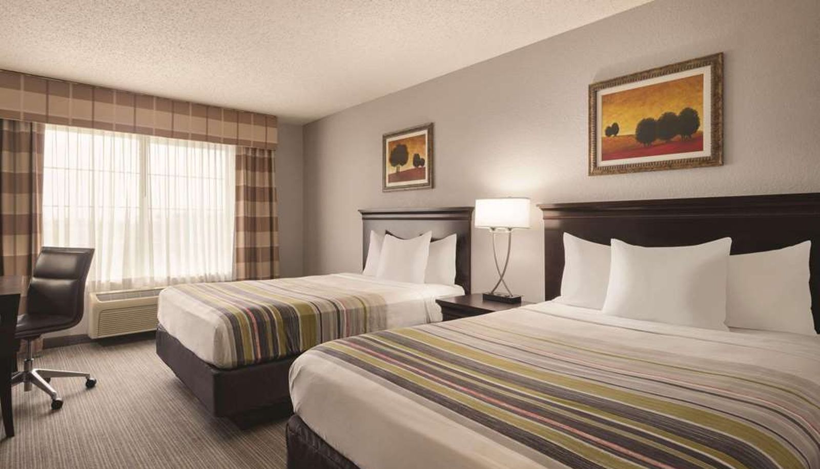 Zimmer - Country Inn & Suites by Radisson West Bend WI