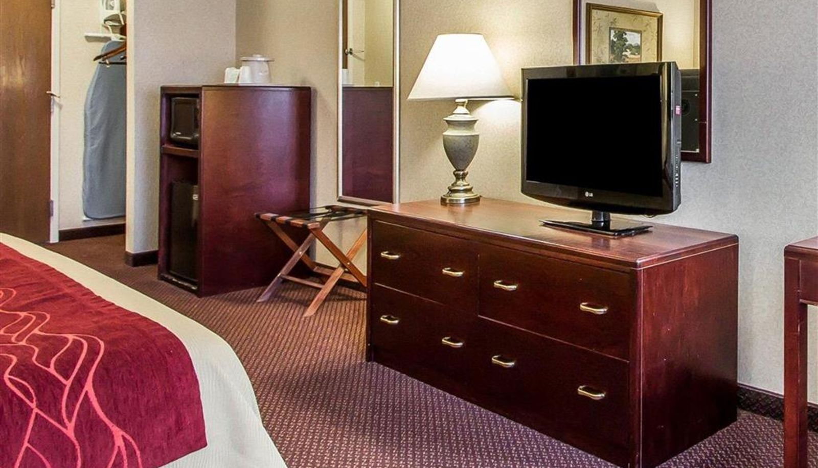 Room - Quality Inn & Suites Fort Madison near Hwy 61